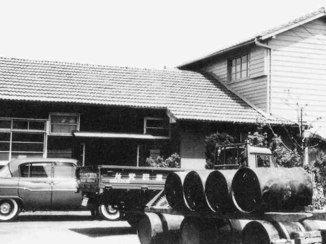本社事務所と工場（1957年頃）